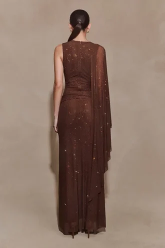 Vestido largo con capa Bakari Diamante – Chocolate