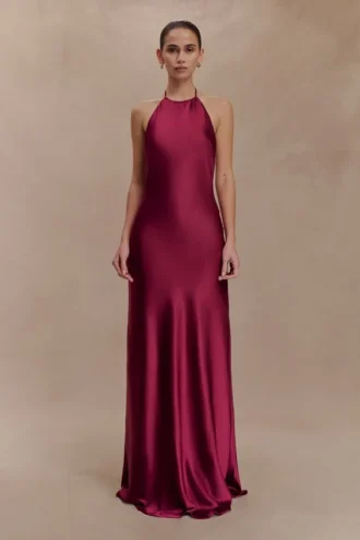 Vestido largo con cuello halter de satén Bella – Caoba