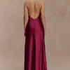 Vestido largo con cuello halter de satén Bella – Caoba Vestido largo con cuello halter de satén Bella – Caoba