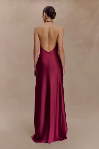 Vestido largo con cuello halter de satén Bella – Caoba