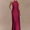 Vestido largo con cuello halter de satén Bella – Caoba Vestido largo con cuello halter de satén Bella – Caoba