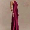 Vestido largo con cuello halter de satén Bella – Caoba Vestido largo con cuello halter de satén Bella – Caoba