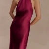 Vestido largo con cuello halter de satén Bella – Caoba Vestido largo con cuello halter de satén Bella – Caoba