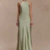 Vestido largo con cuello halter de satén Bella – Salvia Vestido largo con cuello halter de satén Bella – Salvia