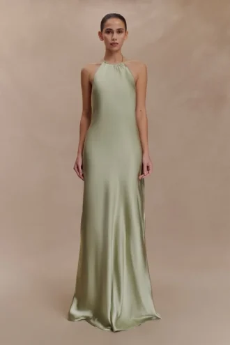 Vestido largo con cuello halter de satén Bella – Salvia