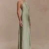 Vestido largo con cuello halter de satén Bella – Salvia Vestido largo con cuello halter de satén Bella – Salvia