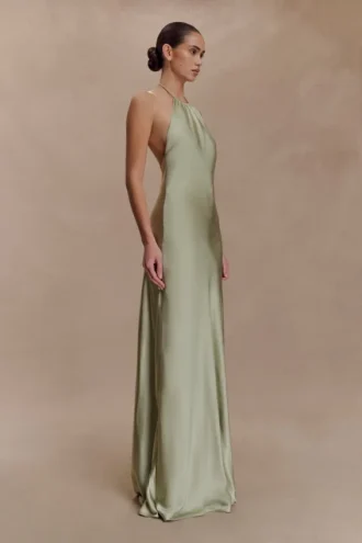 Vestido largo con cuello halter de satén Bella – Salvia