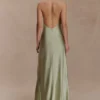 Vestido largo con cuello halter de satén Bella – Salvia Vestido largo con cuello halter de satén Bella – Salvia