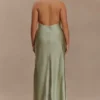 Vestido largo con cuello halter de satén Bella – Salvia Vestido largo con cuello halter de satén Bella – Salvia