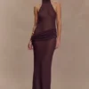 Vestido largo de punto con cuello halter de Reece – Chocolate
