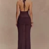 Vestido largo de punto con cuello halter de Reece – Chocolate