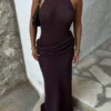 Vestido largo de punto con cuello halter de Reece – Chocolate