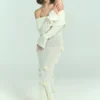 Vestido largo de punto con rosas y hombros descubiertos Kiki – Marfil