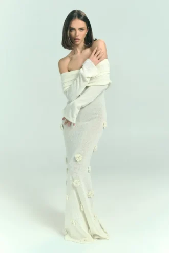 Vestido largo de punto con rosas y hombros descubiertos Kiki – Marfil