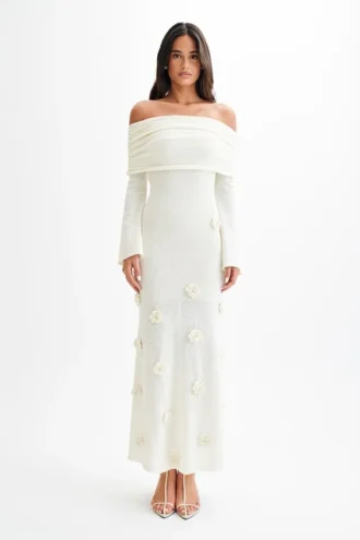 Vestido largo de punto con rosas y hombros descubiertos Kiki – Marfil