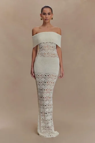 Vestido largo de punto de ganchillo con hombros descubiertos Solstice – Marfil