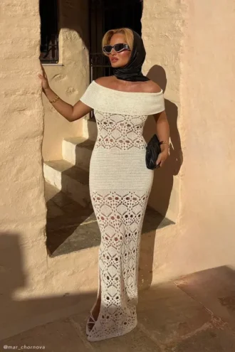 Vestido largo de punto de ganchillo con hombros descubiertos Solstice – Marfil