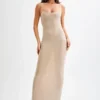 Vestido largo Jasmyn Hot Fix con espalda de malla – Color nude Vestido largo Jasmyn Hot Fix con espalda de malla – Color nude