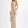 Vestido largo Jasmyn Hot Fix con espalda de malla – Color nude Vestido largo Jasmyn Hot Fix con espalda de malla – Color nude