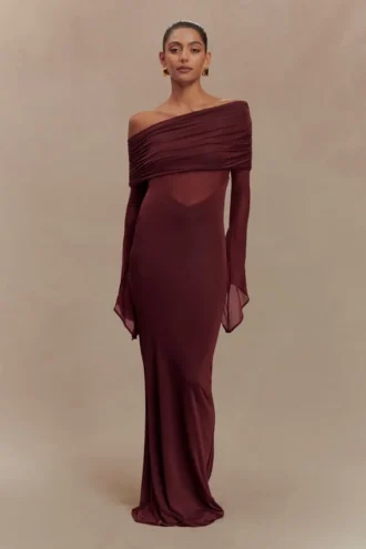 Vestido largo Kaitlin de un solo hombro, con tejido elástico y malla – Burdeos