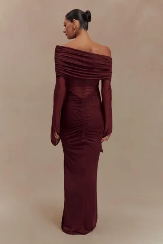 Vestido largo Kaitlin de un solo hombro, con tejido elástico y malla – Burdeos