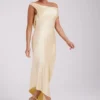 Vestido largo liso Yvette con bajo asimétrico – Mantequilla