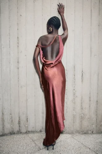 Vestido largo liso Yvette con bajo asimétrico – Marrón cereza