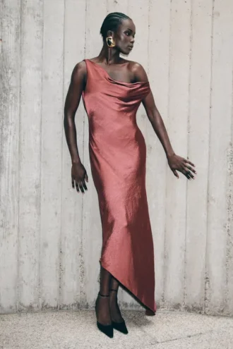 Vestido largo liso Yvette con bajo asimétrico – Marrón cereza
