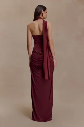 Vestido largo Mattea de tejido elástico y malla con pañuelo – Burdeos