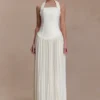 Vestido largo plisado con cuello halter Stacie – Marfil