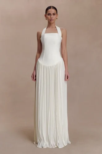 Vestido largo plisado con cuello halter Stacie – Marfil