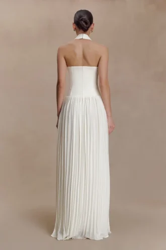 Vestido largo plisado con cuello halter Stacie – Marfil