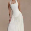 Vestido largo plisado con cuello halter Stacie – Marfil