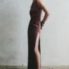 Vestido largo sin mangas de satén violeta – Chocolate oscuro Vestido largo sin mangas de satén violeta – Chocolate oscuro