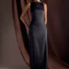 Vestido largo sin mangas de satén violeta – Negro Vestido largo sin mangas de satén violeta – Negro