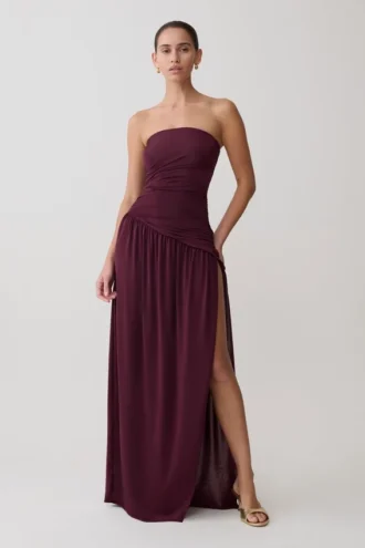 Vestido largo sin tirantes Bex con abertura – Burdeos