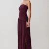 Vestido largo sin tirantes Bex con abertura – Burdeos Vestido largo sin tirantes Bex con abertura – Burdeos