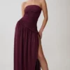 Vestido largo sin tirantes Bex con abertura – Burdeos Vestido largo sin tirantes Bex con abertura – Burdeos