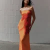Vestido largo sin tirantes de gasa Amaya – Estampado de carpas y orquídeas Vestido largo sin tirantes de gasa Amaya – Estampado de carpas y orquídeas