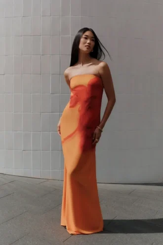 Vestido largo sin tirantes de gasa Amaya – Estampado de carpas y orquídeas