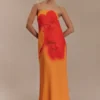 Vestido largo sin tirantes de gasa Amaya – Estampado de carpas y orquídeas Vestido largo sin tirantes de gasa Amaya – Estampado de carpas y orquídeas
