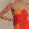 Vestido largo sin tirantes de gasa Amaya – Estampado de carpas y orquídeas Vestido largo sin tirantes de gasa Amaya – Estampado de carpas y orquídeas