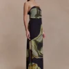 Vestido largo sin tirantes de gasa Amaya – Estampado «Green Fluid Reverie» Vestido largo sin tirantes de gasa Amaya – Estampado «Green Fluid Reverie»