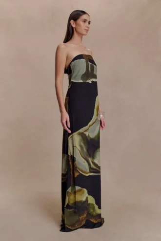 Vestido largo sin tirantes de gasa Amaya – Estampado «Green Fluid Reverie»