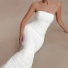 Vestido largo sin tirantes de malla Jianna – Marfil