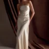 Vestido largo sin tirantes de satén Cedar – Oro rosado Vestido largo sin tirantes de satén Cedar – Oro rosado