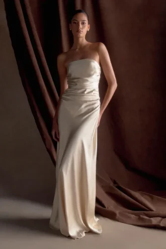 Vestido largo sin tirantes de satén Cedar – Oro rosado