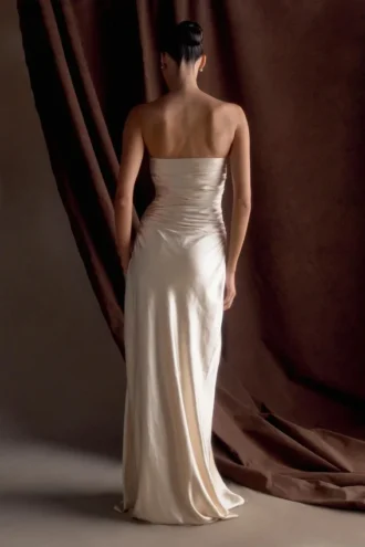Vestido largo sin tirantes de satén Cedar – Oro rosado