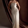Vestido largo sin tirantes de satén Cedar – Oro rosado Vestido largo sin tirantes de satén Cedar – Oro rosado