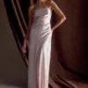 Vestido largo sin tirantes de satén Cedar – Rosa suave Vestido largo sin tirantes de satén Cedar – Rosa suave
